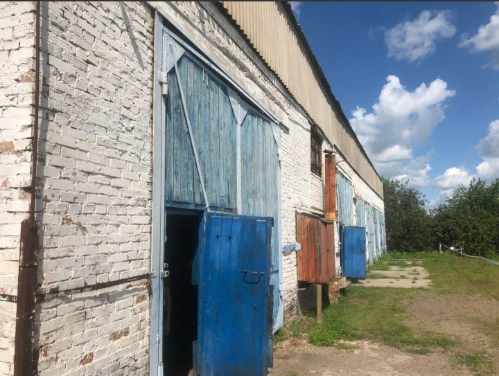 Продается нежилое здание (Гараж), 490,5 кв. м с ЗУ, 1 754 кв. м, Красноярский кр., с. Сухобузимское, ул. Ленина, дом 82